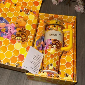 Venta al por Mayor de Vasos Térmicos Personalizados con Logotipo de Dibujos Animados de Winnie the Pooh, Vaso de Agua de Acero Inoxidable Aislado de 40 oz con Asa y Caja de Regalo - Product Image 3