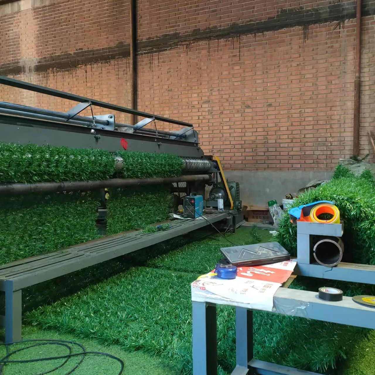 Machine de clôture de gazon à grande vitesse/machine de clôture de pelouse artificielle de PVC de vente d'usine/machine de tissage de clôture de pelouse