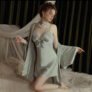 Set Pigiama Estivo <span class=keywords><strong>da</strong></span> Donna in Seta 100% a Due Pezzi con Scollo a V e Maniche Lunghe, Asciugatura Rapida, Traspirante, Logo Frontale, Stile Estivo - Product Image 4