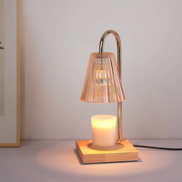 Lampe chauffe-bougie très répandue avec abat-jour en verre ambré cannelé, base en bois, variateur rotatif ou interrupteur minuterie en option, et fonction de fusion de cire