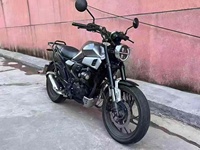 H0nda1 CBF190TR est une moto rétro simple. 190cc avec une puissance fluide, fiable et économe en carburant.