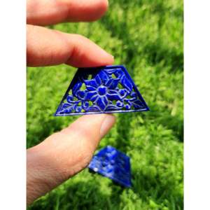 Pendientes de Lapislázuli Tallados con Diseño Floral Mughal - Una Fusión de Arte y Energías Curativas - Product Image 1