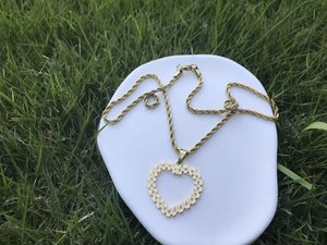 Collar personalizado de acero inoxidable chapado en oro con diseño clásico de dibujos animados Nugget Rollie con marco de corazón para mujeres y hombres, joyería - Product Image 3