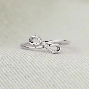 Elegante Anello Infinity in Oro con Diamanti Incastonati per Donna, Gioiello Raffinato per Uso Quotidiano T0256 - Product Image 3
