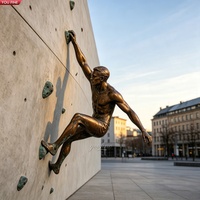Sculpture YOUFINE en bronze grandeur nature d'un homme grimpeur, statue d'athlète sportif moderne pour projet d'art public sur façade de bâtiment urbain