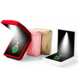 Caja de Joyería con Acabado Pintado y Proceso de Corte de Diamantes, Caja de Joyería LED, Caja de Exhibición de Joyería Exquisita - Product Image 3