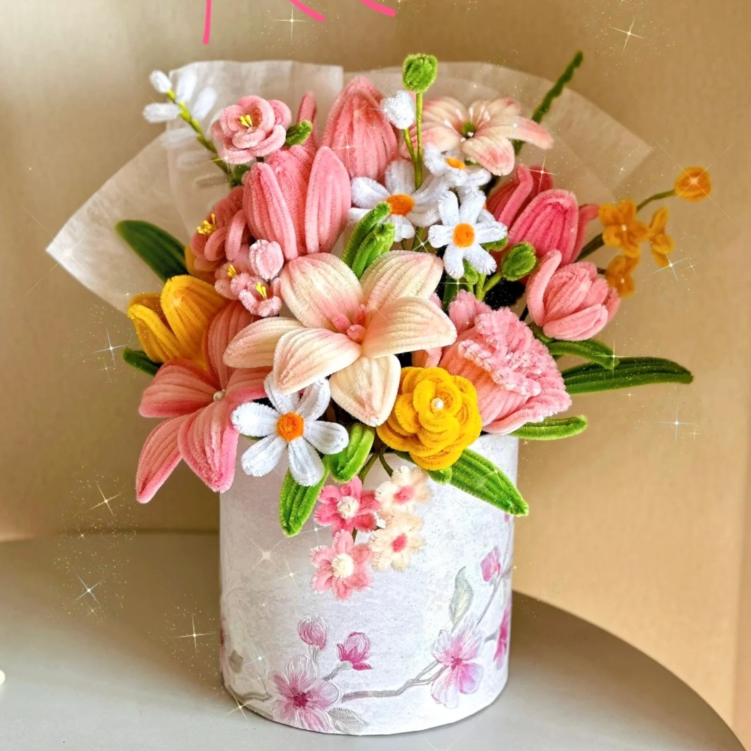 Paquete de material para cubo abrazable con estampado rosa y tulipanes rosas.