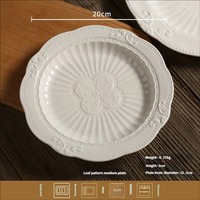Assiette en céramique haut de gamme à bord doré, style rétro européen, avec motif papillon en relief, idéale pour brunch à la maison et desserts de café