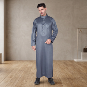 Qamis Saoudien Premium Bleu Ardoise pour Hommes, à Manches Longues, avec Col Montant et Poche Poitrine, pour Acheteurs du Moyen-Orient - Product Image 3