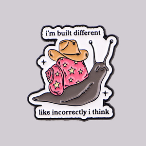 Spilla in smalto a forma di lumaca con scritta 'I'm built different like incorrectly i think', Accessori per abbigliamento, Gioielli di moda, Regali - Product Image 1
