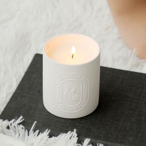 Bougies parfumées en céramique avec logo en relief simple en cire de soja de marque privée en vrac pour la décoration de la maison pour les mariages et Noël - Product Image 5