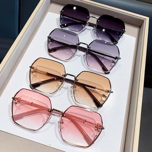 Nuevas Gafas de Sol de Moda con Marco Metálico Multicolor 2024, Estilo Degradado de Lujo Ligero con Protección UV400 para Mujer - Product Image 5