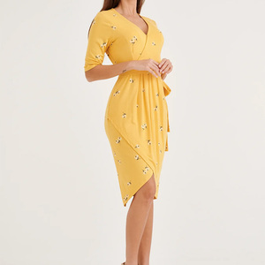Vestido MIDI con estampado floral amarillo suave y cómodo con cuello en V, ropa de maternidad informal para el verano para mujeres embarazadas - Product Image 2