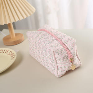 Trousse de toilette personnalisée en coton matelassé à motifs floraux Trousse de voyage Trousse de maquillage personnalisée pour femmes - Product Image 4