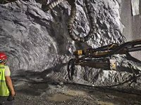 Foreuse rotative diesel haute performance pour carrières et mines, avec moteur à couple élevé et roulement de boîte de vitesses pour forage de tunnels et de puits.