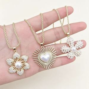 Collares al por mayor chapados en oro de 18 quilates con cadena de cuerda, colgantes de flor de diamantes de imitación, sol, corazón, perla y cruz - Product Image 2