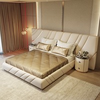 Lit de luxe moderne avec finitions dorées, lit plateforme rembourré à rayures ondulées, mobilier de chambre haut de gamme pour villa, aucun sommier tapissier nécessaire