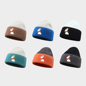 Chapeau de style décontracté et polyvalent, bonnet tendance avec logo pour un usage quotidien - Product Image 1