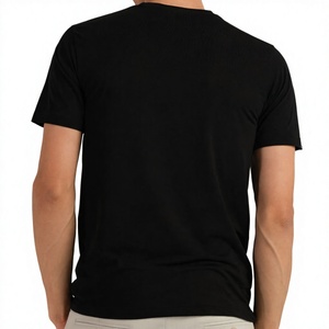 Camiseta de punto de algodón negra personalizada para hombre, cuello redondo, corte regular, informal, manga corta, color liso, para venta en línea - Product Image 3