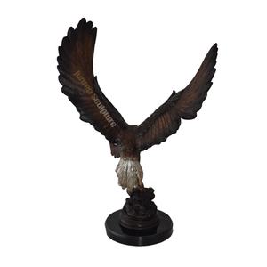 Pequeño águila de latón en acción tratando de atrapar a su presa estatua de bronce para decoración de escritorio - Product Image 4
