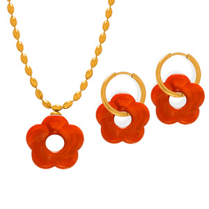 Ensemble collier et boucles d'oreilles en résine colorée |   Bijoux en acier inoxydable plaqué or 18 carats pour femmes |   Imperméable et hypoallergénique - Product Image 2
