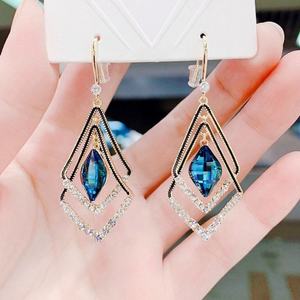 Boucles d'oreilles pendantes géométriques à double couche, en alliage plaqué or, ornées de cristaux bleus et rouges en forme de diamant, personnalisées, longues et exagérées pour femme - Product Image 4