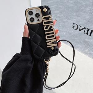 Custodia per telefono in pelle di lusso personalizzabile per <span class=keywords><strong>iPhone</strong></span> 13/12/11pro Max lettera a righe d'oro con nome Charm cinturino - Product Image 5