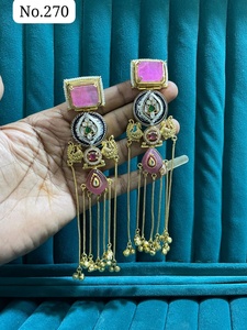 Pendientes Étnicos Premium Kundan Adornados con Piedras de Rubí Doble y Cadenas Decorativas Colgantes, Joyería Tradicional de Moda India - Product Image 5