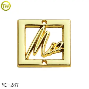 Die casting oro placca di metallo con hollow lettere personalizzate durevole marchio di abbigliamento tag label per la giacca