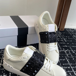 Baskets basses en cuir blanc pour femme avec bande décorative rose cloutée, à lacets, style décontracté - Product Image 6