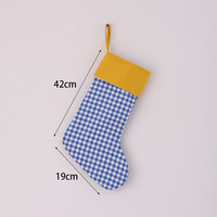 Chaussette de Noël personnalisée en toile à carreaux rouges et bleus avec bordure rose et jaune et boucle de suspension pour la décoration de la maison pendant les fêtes