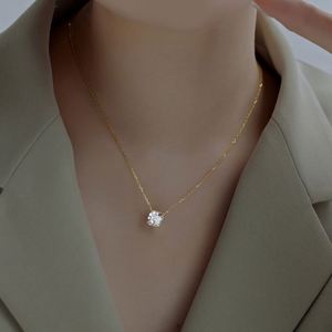 Collar con Colgante Solitario de Corte Radiante en Plata de Ley de la Colección de Alta Gama Dylam, Hecho con Circonita Cúbica de Elementos Infinitos - Product Image 3