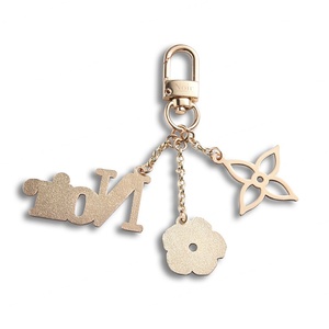 Porte-clés mini sac à main en métal émaillé souple, motif fleur violette ajourée, avec logo personnalisé - Product Image 3