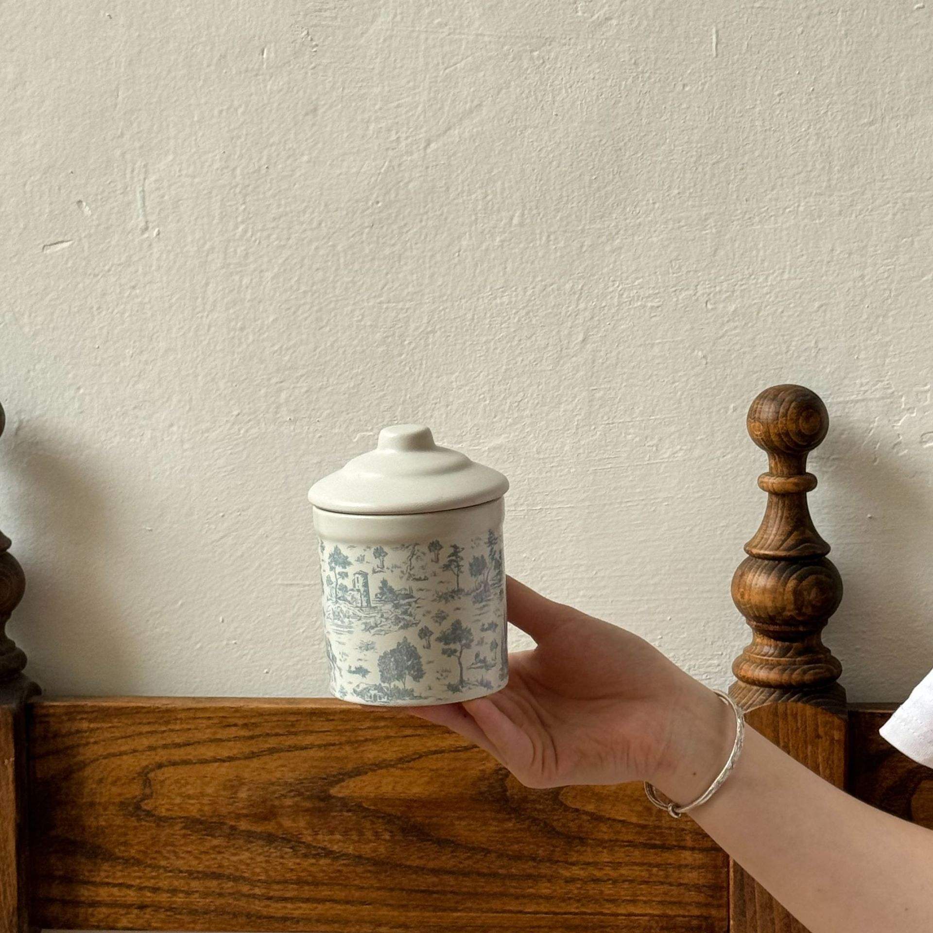 A caliber 8.5, with lid high 10, without lid high 8.5