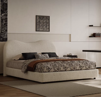Lit capitonné de luxe moderne avec tête de lit incurvée en bois, ottoman de rangement beige en bouclette et grand espace de rangement, mobilier de chambre