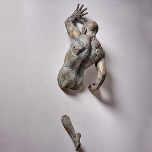 Sculpture murale en <span class=keywords><strong>bronze</strong></span> 3D moderne en métal moulé sur le thème de l'évasion, homme grimpant - Product Image 3