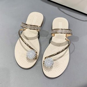 Nuevas <span class=keywords><strong>sandalias</strong></span> de playa europeas americanas de verano para mujer, zapatillas planas con anillo en el dedo del pie de talla grande, diamantes de imitación - Product Image 1