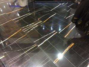Lastra di Marmo Nero Aziza con Venature Dorate Antiche, Piastrelle per Pavimenti Personalizzate all'Ingrosso - Product Image 1