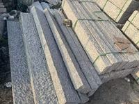 Piliers en granit moderne gris-blanc G603 SGZ, pavés, pierres de pavage, palissades extérieures, clôtures, bordures de trottoir martelées et flamboyantes