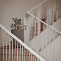 Prima Maßgefertigte Wendeltreppe mit Stahlrahmen, Holzstufen und Edelstahl-Handlauf - Platzsparende Treppe für Dachböden und Kleine Häuser