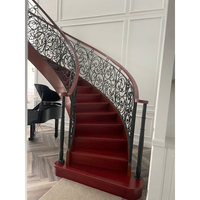 Escalier incurvé personnalisé de luxe en fer forgé galvanisé à chaud à double limon design escalier intérieur en bois de chêne blanc