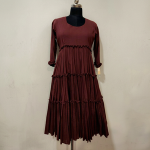 Vestido plisado de manga larga con cuello redondo color granate para mujer, informal, de otoño, color liso, largo hasta la rodilla, de tela crepé, corte regular - Product Image 1