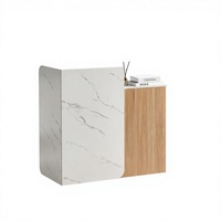 Comptoir de caisse en bois moderne à surface lisse avec rangement dissimulé, bureau de réception commercial élégant à finition brillante pour hôtels et centres commerciaux