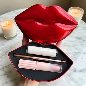Kit Rossetto e Lucidalabbra 3-in-1 a Forma di Labbra con Matita Labbra Marrone - <span class=keywords><strong>Set</strong></span> Trucco Vegano Biologico Eco-Friendly Private Label - Product Image 2