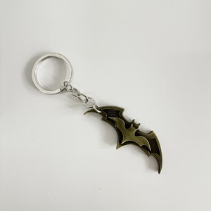 Porte-clés <span class=keywords><strong>Batman</strong></span> Batarang en alliage, pendentif chauve-souris inspiré du film, ornement créatif à suspendre, cadeau d'Halloween - Product Image 2