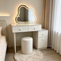 Table de toilette intelligente moderne avec miroir sur pied et éclairage réglable, rangement organisé pour hôtel et chambre à coucher