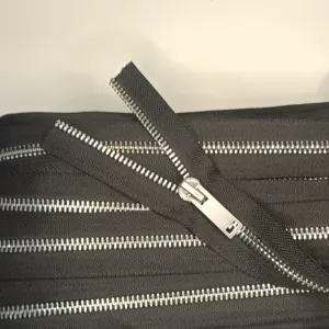 Dentes comuns factory outlet #8 Metal Ziper roll Zippers Metal Sustentável para Roupas Sacos sapatos