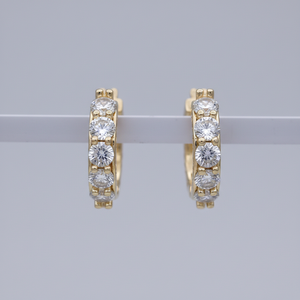 Graziosi orecchini a bottone per una sottile eleganza - Product Image 1