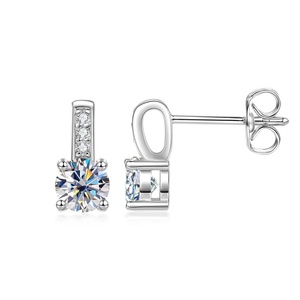 Exquisitos Pendientes Pequeños de Oro de 14k con Moissanita Certificada VVS1 D, Corte Redondo, Joyería para Mujer - Product Image 1