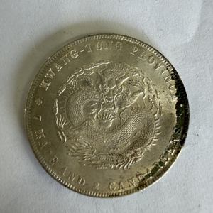 Lussuosa statuetta personalizzata in metallo a forma di moneta con immagini di teste umane per l'arredamento della casa - Product Image 1